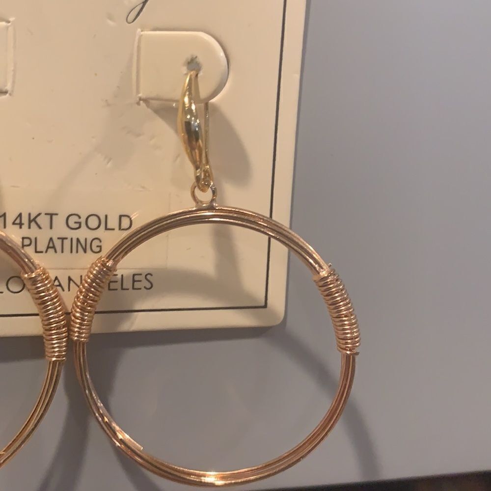 🎉1 hr sale 🎉Gold Hoop earring - Picture 2 of 2
